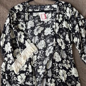 (NWT) Floral Black and White Kimono Shawl